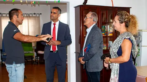 VISITA ARQUITECTO, ALCALDE, CONCEJAL DE BIENESTAR SOCIAL  A LAS CABRERAS