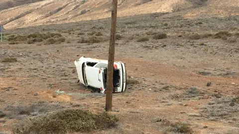 Imagen del coche que se salió de la vía este fin de semana en la carretera que va a Famara.