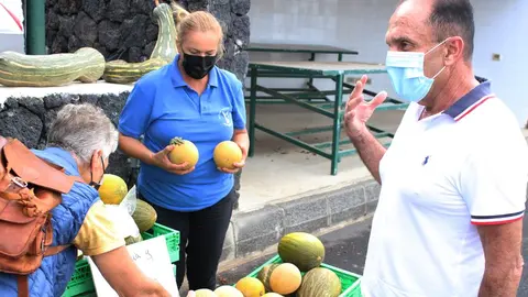 El alcalde de Tinajo visitó el mercado agrícola para comprobar cómo estaba todo.