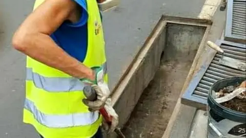 Limpieza de los imbornales de Arrecife por trabajadoras del Área de Limpieza