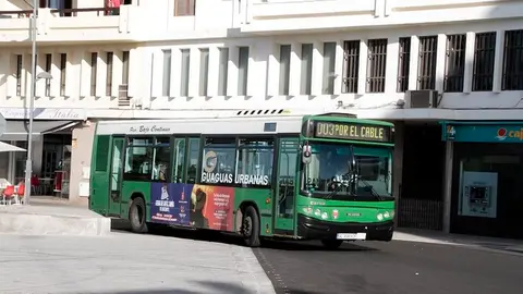 Guaguas Municipales de Arrecife en servicio por el centro de la ciudad