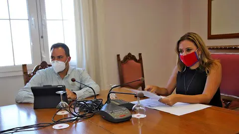 Maria Dolores Corujo y Jacobo Medina en el Consejo de Gobierno