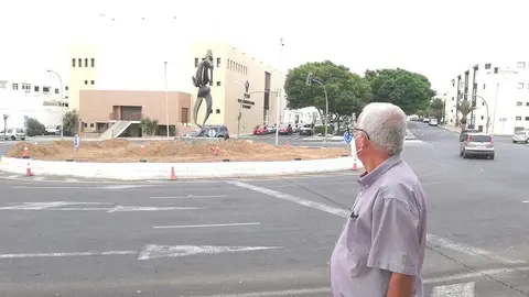 Concejal de Parques y Jardines frente a la rotonda