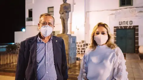 Ofrenda a Blas Cabrera Felipe en el 75 aniversario de su fallecimiento. La concejal de Educación de Arrecife y el profesor González de Posada