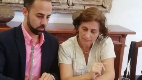 La concejal de Teguise junto al portavoz municipal del PP, Jonás Álvarez.