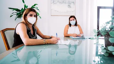 Arrecife aumenta a los 200 euros por hijo las ayudas sociales para material escolar. La alcaldesa Astrid Pérez y la concejal de Servicios Sociales, María Jesús Tovar