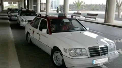 Imagen de archivo de taxis en el aeropuerto.
