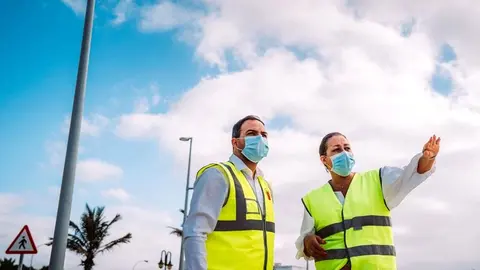 El vicepresidente y consejero de Obras Públicas, Jacobo Medina, y la alcaldesa de Arrecife, Astrid Pérez, en una visita a obra financiada por Obras Públicas del Cabildo