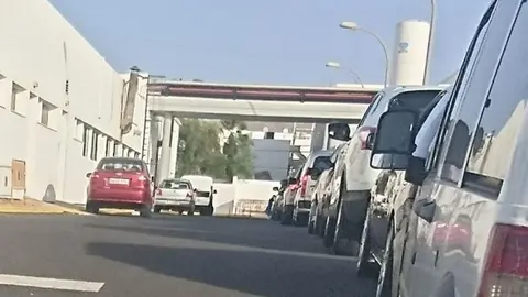 Imagen de la cola de coches que se produjo este lunes en el centro hospitalario.