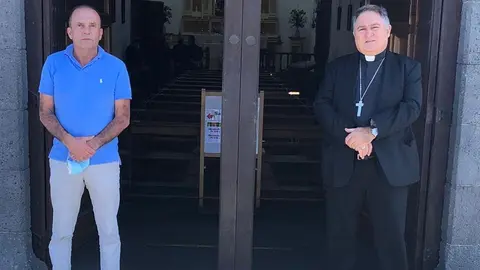 El alcalde de Tinajo junto al nuevo obispo de Canarias.
