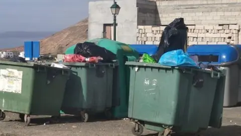 Imagen de contenedores de Tinajo de una denuncia anterior del MRT.