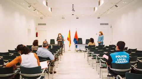 Reunión para la constitución del Comité de Gestión de Playas de Arrecife, con la intervención de la concejal de Playas. Asistentes guardan las medidas de seguridad ante el covid 19