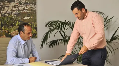 Alfredo Villalba y Celestino Socas en el despacho del Ayuntamiento de Haría.