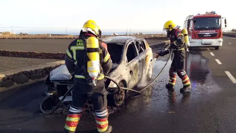 Imagen del incendio del vehículo este martes en San Bartolomé.