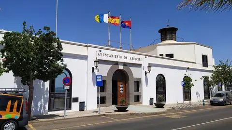 El Ayuntamiento de Arrecife abre por las tardes en Septiembre para los trámites de certificados