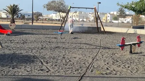 Arrecife redobla la desinfección de los Parques Infantiles con los efectivos de Protección Civil