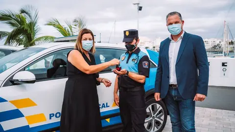 El jefe de la Policía Local recibe las llaves del nuevo coche para el cuerpo. El primero que se compra desde el 2015