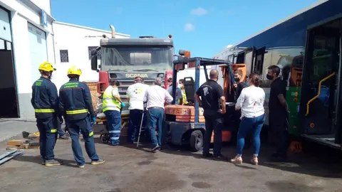Imagen del accidente en el momento en el que trasladaron al trabajador herido.