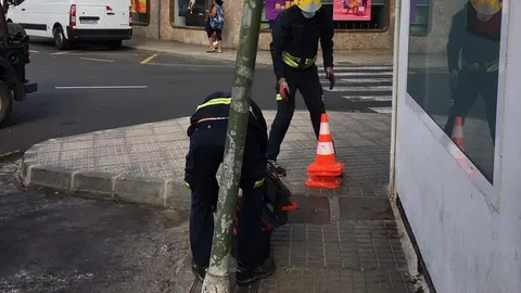 Instante en el que los bomberos del Consorcio retiraron el semáforo.