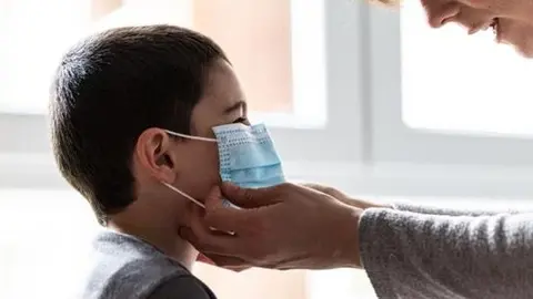 niño mascarilla