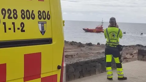Momento del rescate con el personal de Emerlan apoyando la operación desde la costa.