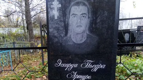 Foto de la tumba de Arturo Escarda en el pueblo de Peremilovo, cerca de Moscú.