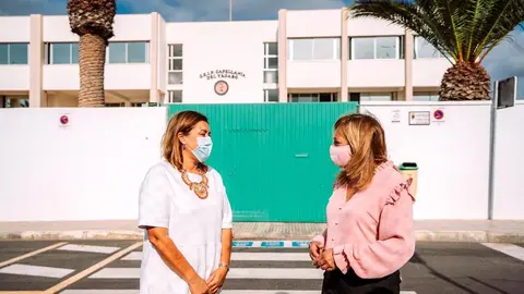 La alcaldesa de Arrecife Astrid Pérez junto a la concejal de Educación, Saro González, junto al CEIP Capellanía