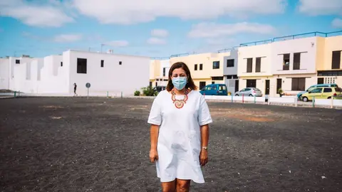 La alcaldesa Astrid Pérez visita la parcela donde irá este gran parque infantil en Argana Alta en la calle Tajaraste