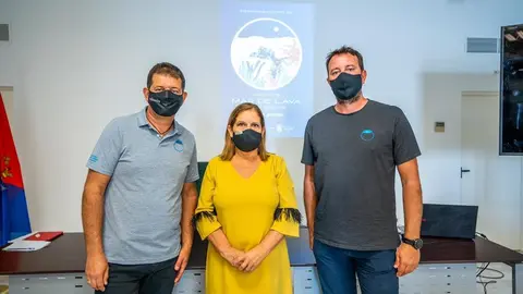 Presentaci&oacute;n del Open Fotosub Lanzarote Mar de Lava. La concejal de Medio Ambiente y Playas con los representantes del colectivo  Valonia