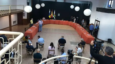 Imagen de La Tegala, en Haría, instantes antes de que comenzara el polémico pleno de este sábado.