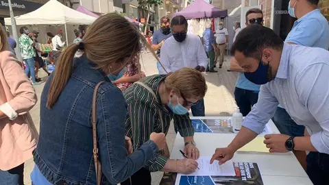 Imagen de los representantes del PP recogiendo firmas este sábado en la Calle Real.