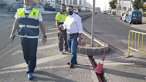 Nuevas obras ejecutadas por el Ayuntamiento de Arrecife para dotar de red de riego a esta rotonda en los accesos al barrio de Altavista. El concejal chequea las obras
