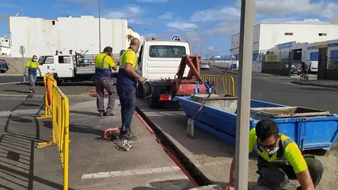 Nuevas obras ejecutadas por el Ayuntamiento de Arrecife para dotar de red de riego a esta rotonda en los accesos al barrio de Altavista