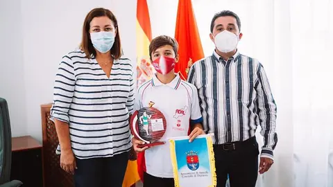 Aduén Merino recibido en alcaldía por Ástrid Pérez y Roy González