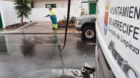 Un operario del Servicio Municipal de LImpieza baldeando las calles por los barrios de Arrecife