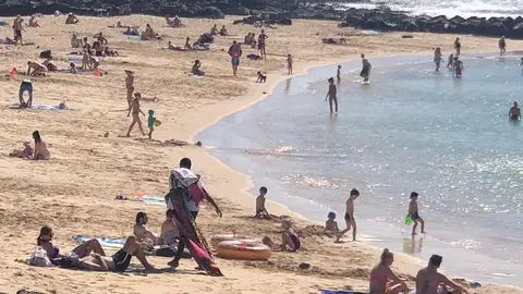 Imagen de la venta ambulante que se ha producido este martes por la mañana en Playa Flamingo.