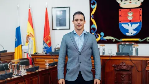 Eduardo Placeres Reyes,  concejal del Ayuntamiento de Arrecife. Imagen en el salón de plenos
