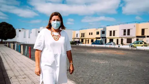 La alcaldesa Astrid Pérez en la Avenida Tajaraste, en el barrio de Argana Alta