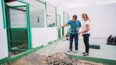 La concejal saro González chequa las mejoras realizadas en el Centro de Protección Animal de Arrecife