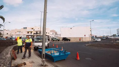 Imagen de los operarios municipales realizando la instalación.