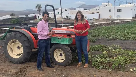 Marcos Bergaz y Jennifer Galán en una finca de Teguise.