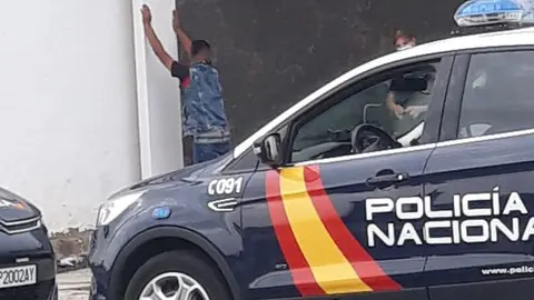 Momento de la detención de uno de los atracadores captada por un testigo.