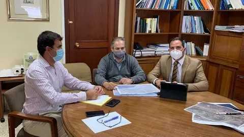 Jacobo Medina consejero de Obras Públicas junto al director general de Infraestructuras Viarias