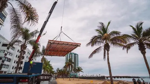 El Ayuntamiento de Arrecife construye una zona de solarium en playa del Reducto destinada a personas con discapacidad