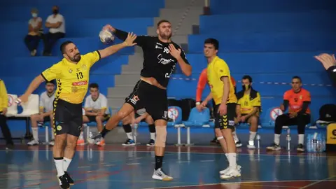 Imagen de una de las jugadas del encuentro.