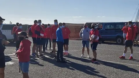 Parte de la plantilla este domingo en el puerto.