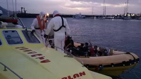 Momento de la llegada de Emerlan con los inmigrantes que llegaron por la mañana a La Graciosa.