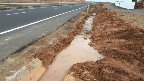 Imagen de una avería de Canal Gestión en una carretera de Teguise.