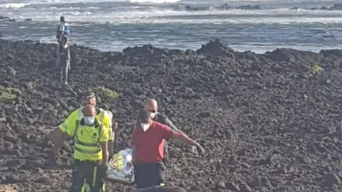 Imagen del rescate de uno de los cadáveres este miércoles por la mañana.