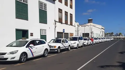 Imagen de taxis estacionados en una parada de Arrecife, antes de la pandemia por el Covid 19